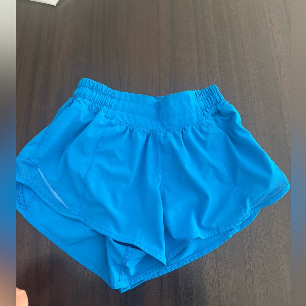 lululemon hotty hot low rise size 2. 2.5 inch